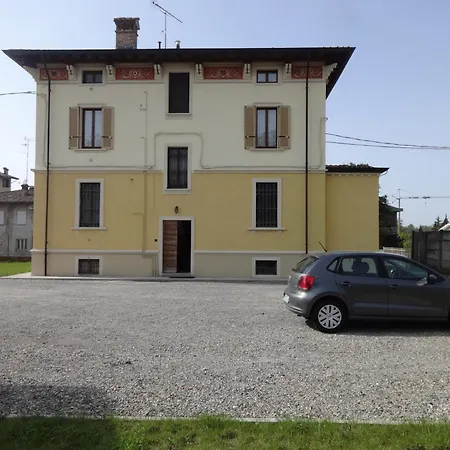 Alojamento de Acomodação e Pequeno-almoço Dircea CastellʼArquato
